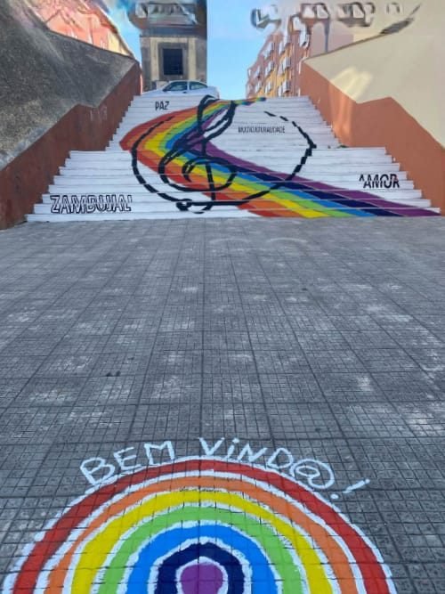 Escadaria pintada com um arco-íris e uma clave de sol no Bairro do Zambujal